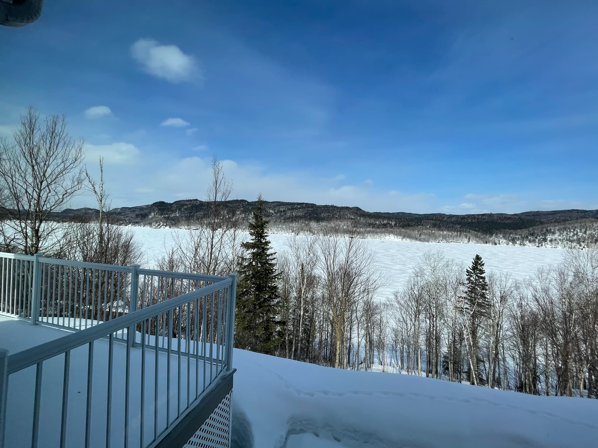 La terrasse au-dessus du lac gelé